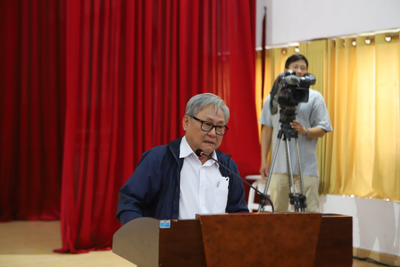 Thầy Phạm Hữu Bình thay mặt trường xin lỗi phụ huynh học sinh. (Ảnh L.H) Thầy Phạm Hữu Bình thay mặt trường xin lỗi phụ huynh học sinh. (Ảnh L.H)