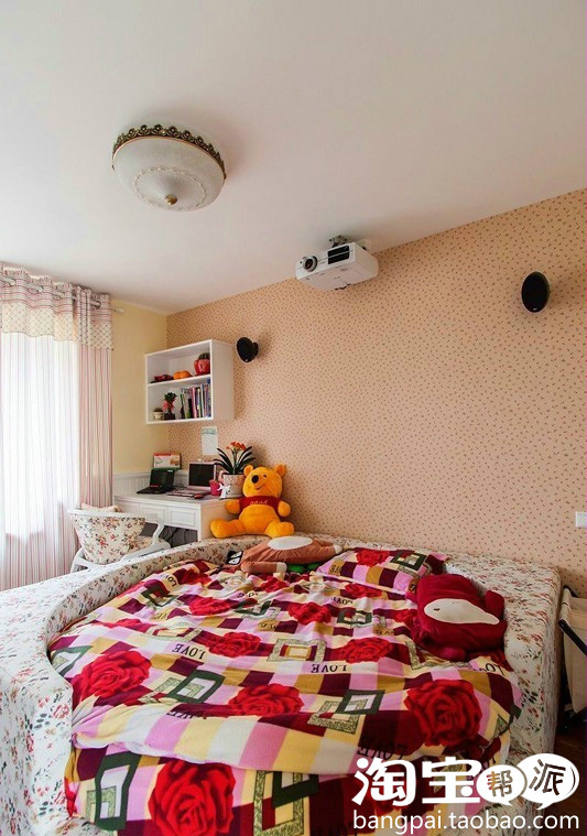 Phòng khách mang phong cách châu Âu với đèn chùm, thảm, ghế sofa Bộ Sofa không phải là đặc điểm khác biệt, mà điểm nhấn ở đây là bức tường với những hình ảnh của gia đình. Các vật dụng cũng không cầu kỳ, sang trọng quá đắt đỏ, đơn giản nhưng lại rất hiệu quả. Và một bức tường cũng được trang trí toàn bằng ảnh, đơn giản và chi phí rất thấp Phòng ăn nhẹ nhàng, rất đáng yêu với họa tiết hoa nhí rực rỡ Nhà bếp với kiểu thiết kế hình chữ U ngược. Chất liệu gạch ốp tường và màu sắc rất lạ Lối đi pha một chút hương vị La Mã. Phòng ngủ đa chức năng với chiếc giường phóng khoáng Chủ nhân ngôi nhà có lẽ là một fan hâm mộ của điện ảnh, nên đã tậu cả máy chiếu màn hình để thưởng thức phim. Không gian nhỏ cho bàn làm việc Phòng ngủ khác với chiếc giường bằng thú bông lớn Không gian công trình phụ khá lạ mắt chỉ bằng gạch ốp màu đơn giản không đắt tiền