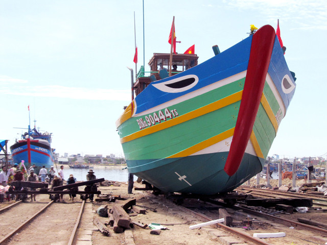 Tàu ĐNa 90444 TS - tàu dịch vụ Hoàng Sa hạ thủy Ảnh: Nam Cường