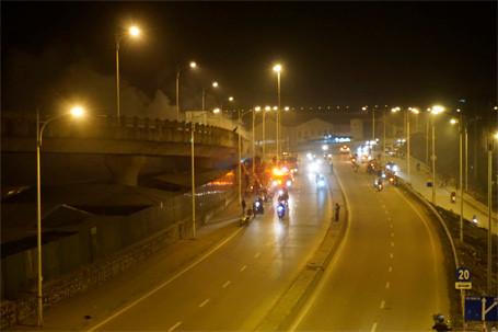 Hà Nội: Cháy dữ dội dưới chân cầu Vĩnh Tuy ảnh 1