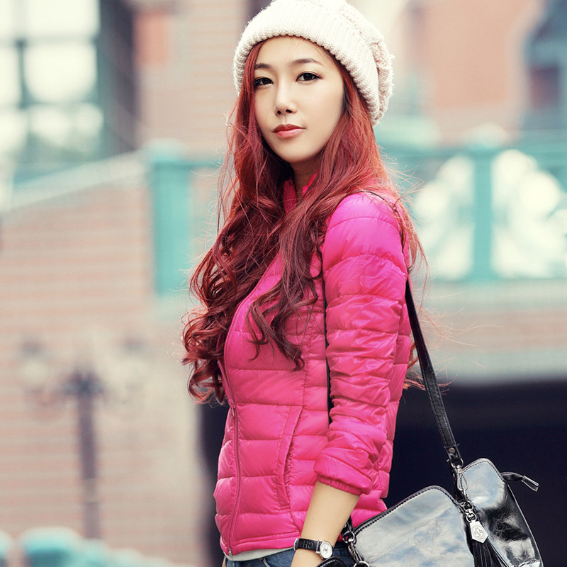 Áo phao, áo da hay những item cotton pha nilon khó thấm nước chính là những món đồ hoàn hảo cho những ngày mưa phùn thế này. Ngoài ra những kiểu áo sơ mi, đặc biệt là sơ mi denim cũng là một lựa chọn không tồi đâu nhé! Shorts, chân váy cotton tiện dụng hay skinny jeans sẽ giúp bạn cảm thấy năng động và thoải mái hơn. Cuối cùng là giữ cho đôi chân khỏi ướt bằng một đôi ủng đi mưa thật xinh, hay boots và giày da... vậy là bạn đã có ngay set đồ đi mưa thật hợp lý và thời trang rồi đấy!