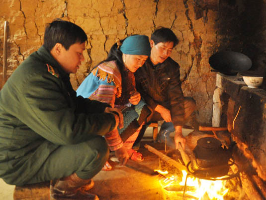 Ấm tình quân dân. Ấm tình quân dân