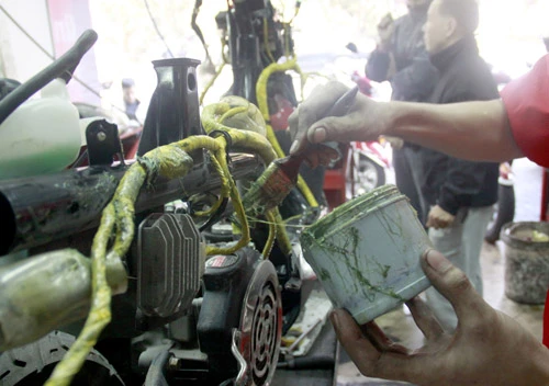 Bôi chất đuổi gián, chuột lên dây (Ảnh: Thanh Niên)