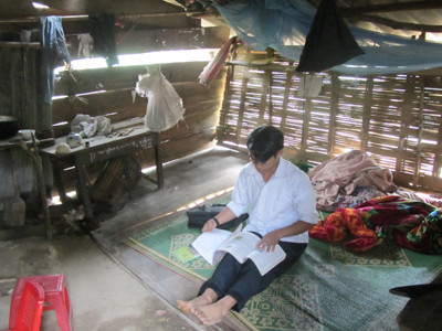 Một học sinh bán trú người Mông đang học bài 