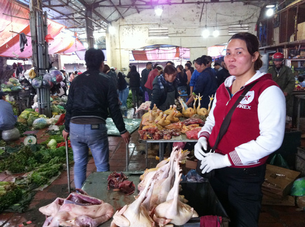 Nhiều tiểu thương khẳng định gà ta Bắc Giang xịn nhưng giá chỉ bằng nửa