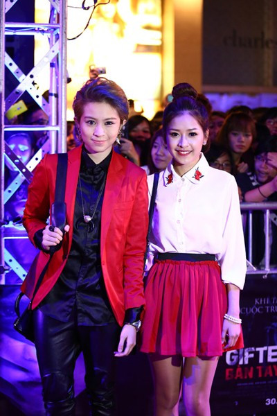 Liên lạc ngay với Chi Pu, hot girl Hà thành khẳng định không biết gì về bức ảnh này và cho rằng đây là ảnh ghép. Bài viết: http://news.zing.vn/Lo-anh-chup-nu-hon-dong-gioi-cua-Chi-Pu-va-Gil-Le-post357332.html#home_cate.tinmoi Nguồn Zing News 