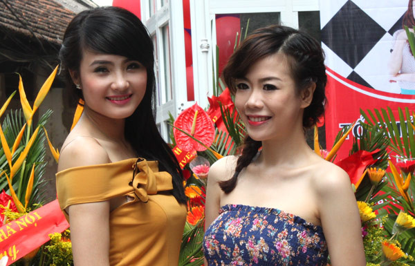 Cô nàng tất bật mọi việc chuẩn bị và đón khách