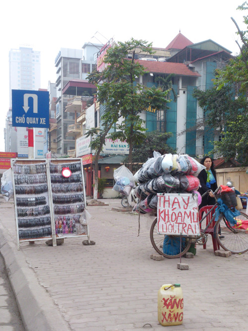 Trên nhiều tuyến phố vẫn xuất hiện tình trạng ngang nhiên bán mũ giả