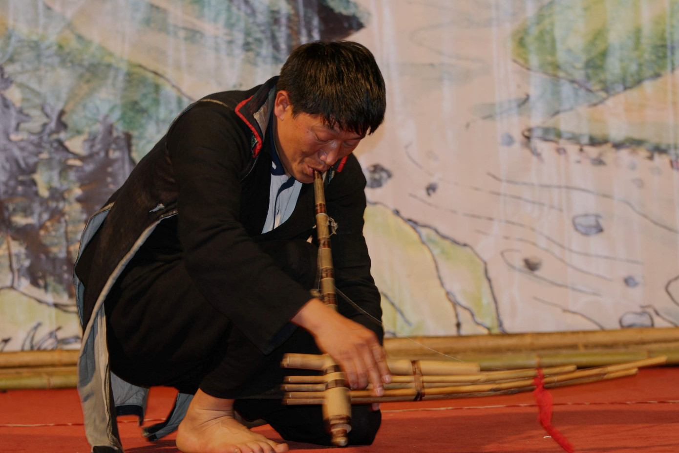 Nghe Vàng A Sinh thổi khèn gọi bạn