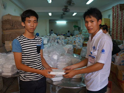 Em Nguyễn Văn Đủ (trái). Em Nguyễn Văn Đủ (trái)