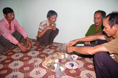 Người thân làm lễ cúng mừng ngày trở về của anh Lang