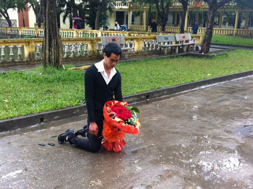 Chàng trai khuỵu xuống giữa mưa lạnh 