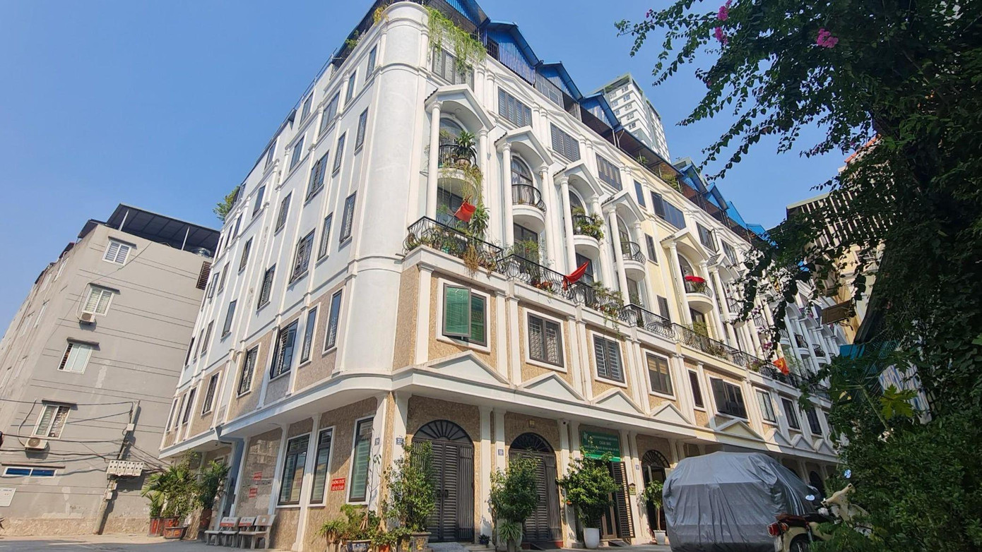 Qua rà soát, UBND phường Khương Đình phát hiện 8 hộ dân tại dự án giãn dân khu X1, X2, X4 của Công ty Cổ phần xây dựng và thiết bị vật tư Hà Nội I đã được cấp &quot;sổ đỏ&quot; nhưng không có tên trong danh được duyệt nhận đất giãn dân, trong đó có 1 trường hợp đã chết trước khi được cấp sổ.