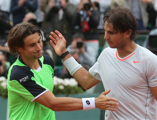 David Ferrer chúc mừng chiến thắng của Nadal. David Ferrer chúc mừng chiến thắng của Nadal