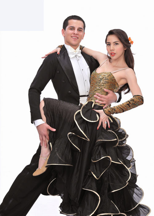 Người đẹp Vũ Thu Phương hứa hẹn sẽ có những vũ điệu sôi động với bạn nhảy Tihomir Romanov Gavrilov Cặp bạn nhảy Huy Khánh - Tsveta Krasimirova Tsocheva Nữ ca sỹ Thủy Tiên và bạn nhảy Petyo Dimitrov Toyanov Người đẹp Kim Hiền và bạn nhảy Daniel Nikolov Denev Nguyên Vũ liệu có nhận được nhiều đề cử của các khán giả trẻ trên sàn khiêu vũ? Anh Khoa và bạn nhảy Iva Ludmilova Grigorova Hứa Vĩ Văn sẽ thử tài khiêu vũ bên cạnh Anna Nikolaeva Sidova Đại Nghĩa và "đối tác" Valeriya Nikolaeva Bozukova sẽ vào cuộc ở "Bước nhảy hoàn vũ 2011" Nữ ca sỹ Thu Minh được đánh giá là một ứng cử viên nặng ký ở cuộc thi năm nay Diễn viên Thanh Thúy