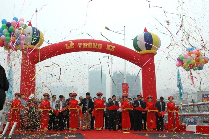 Các đại biểu cắt băng thông xe cầu vượt nhẹ dài nhất Hà Nội