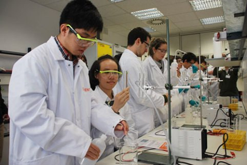 Dưới sự hướng dẫn của tiến sĩ Ulrich Bornewasser, Mai Anh và Phan Khương được tự tay thực hiện thí nghiệm sản xuất xăng tại phòng thí nghiệm Baylab