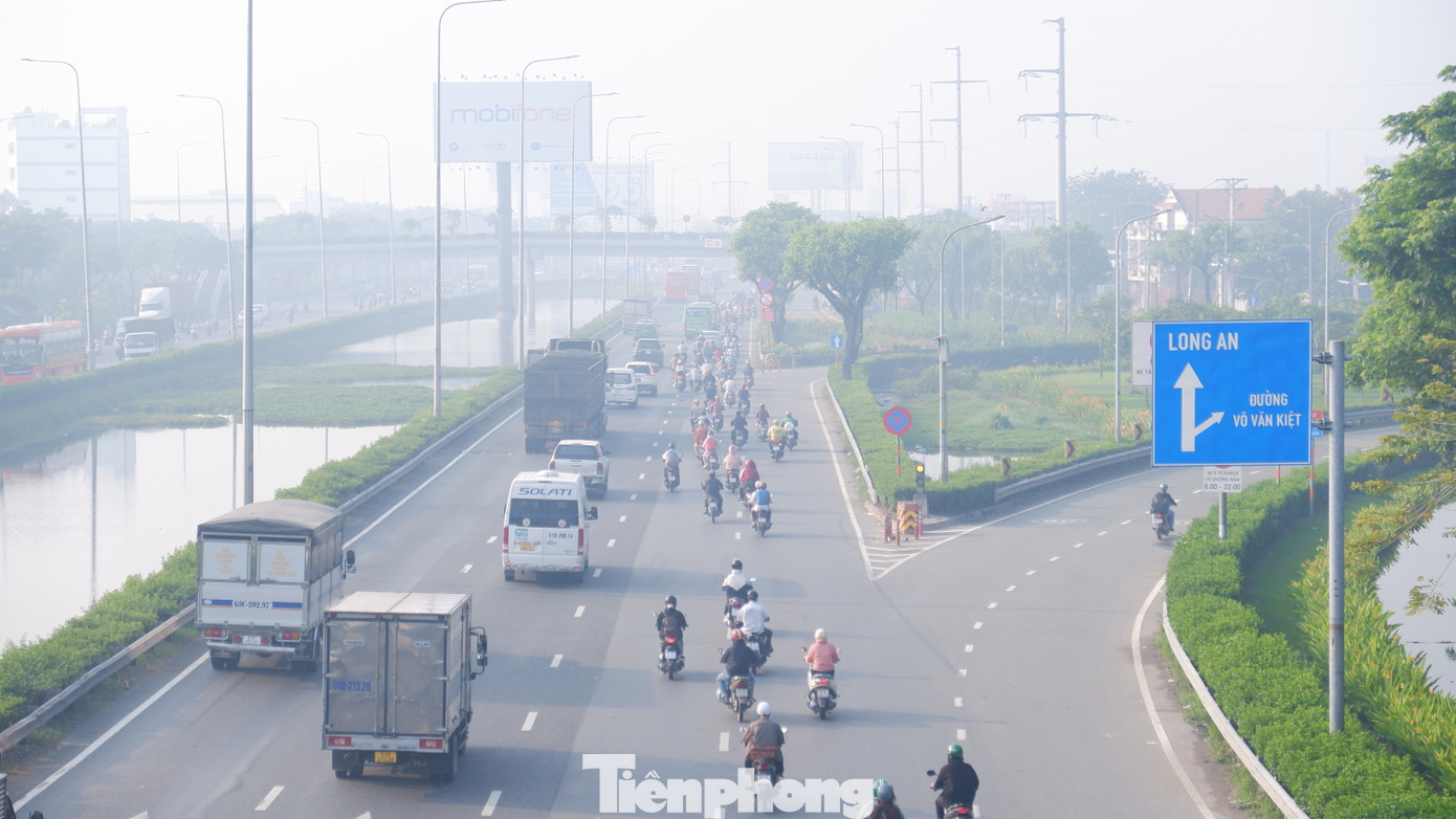 Sương mù dày đặc trên quốc lộ 1 (quận Bình Tân) - cửa ngõ phía tây TPHCM. Ảnh: Hữu Huy