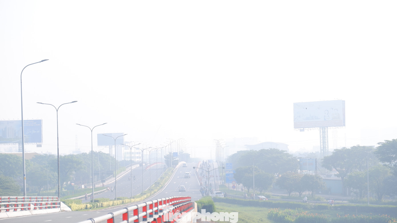 Tại khu vực đường Võ Văn Kiệt - đoạn giao với quốc lộ 1 lúc gần 8h sáng 21/11. Ảnh: Hữu Huy