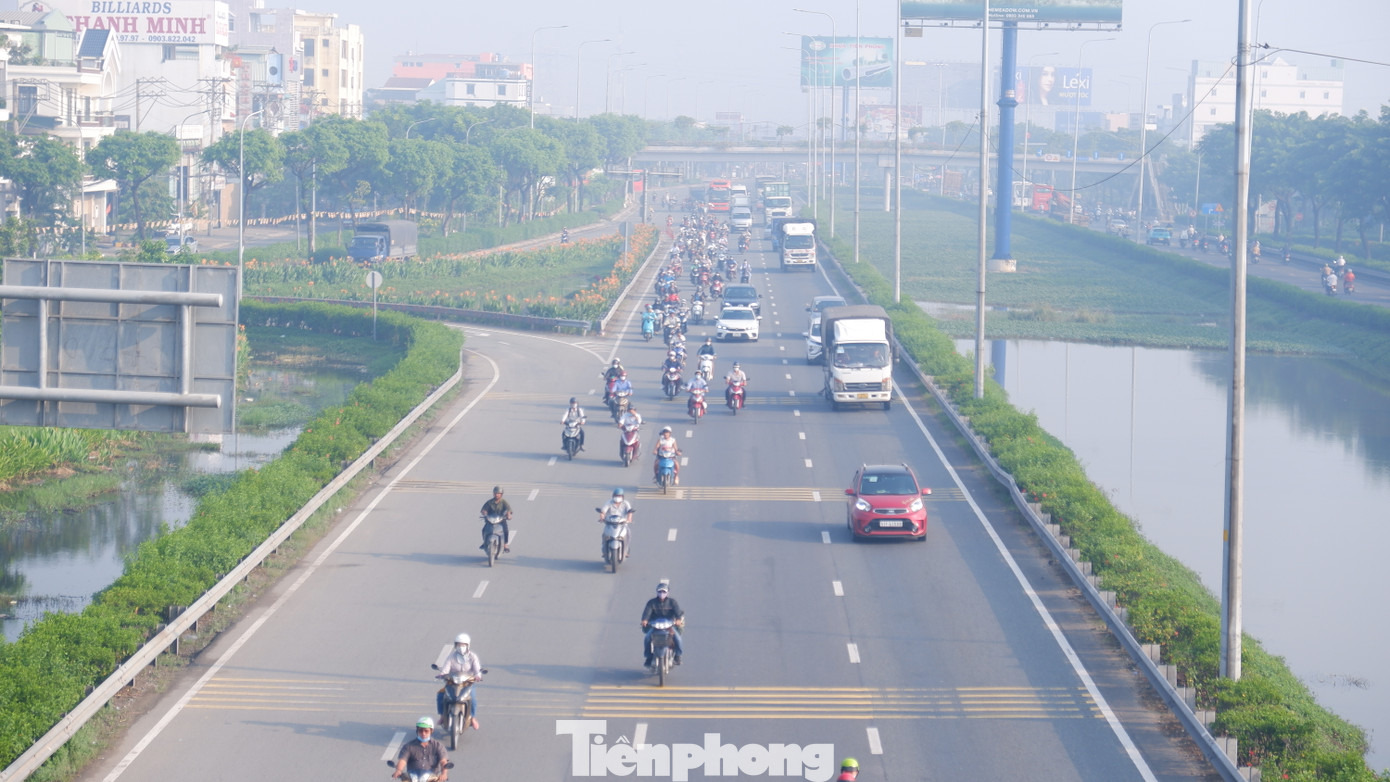 Nhiều nơi ở phía tây TPHCM xuất hiện sương mù vào sáng 21/11. Ảnh: Hữu Huy