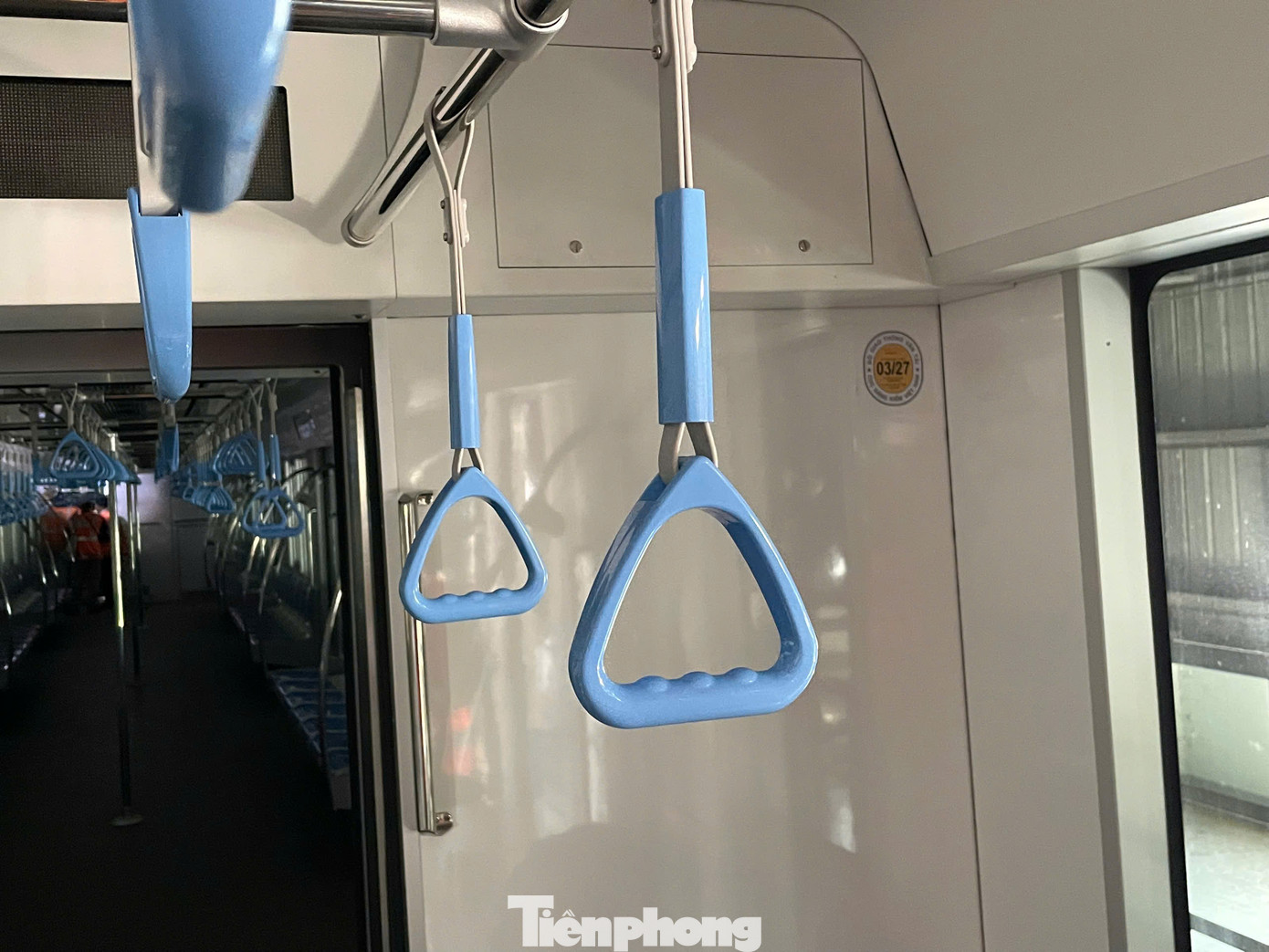 Tem kiểm định được dán bên trong khoang hành khách. Ảnh: MAUR