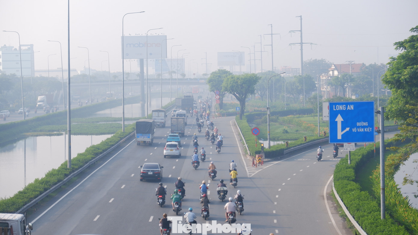 Quốc lộ 1 (hướng TPHCM đi các tỉnh, thành miền Tây) sương trắng mịt mù.