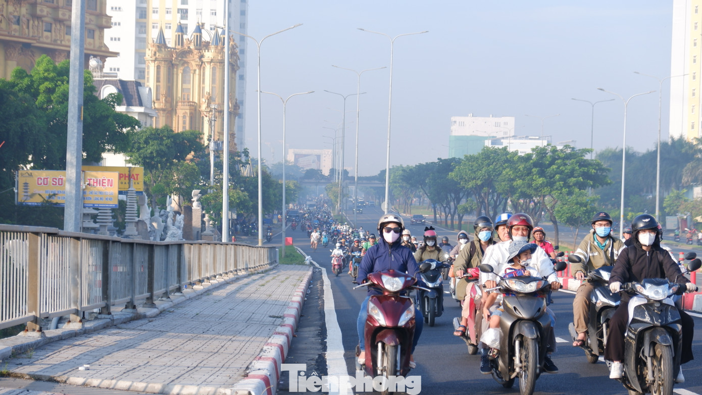 Nhiều người dân đeo kính mát, đeo khẩu trang khi ra đường. Ảnh: Hữu Huy