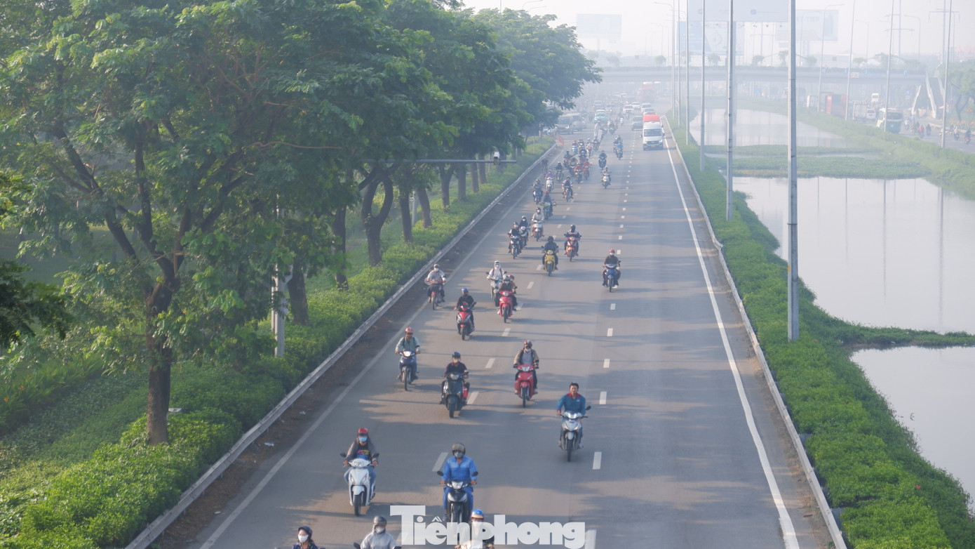 Sương mù dày đặc trên quốc lộ 1 (quận Bình Tân) - cửa ngõ phía tây TPHCM. Ảnh: Hữu Huy