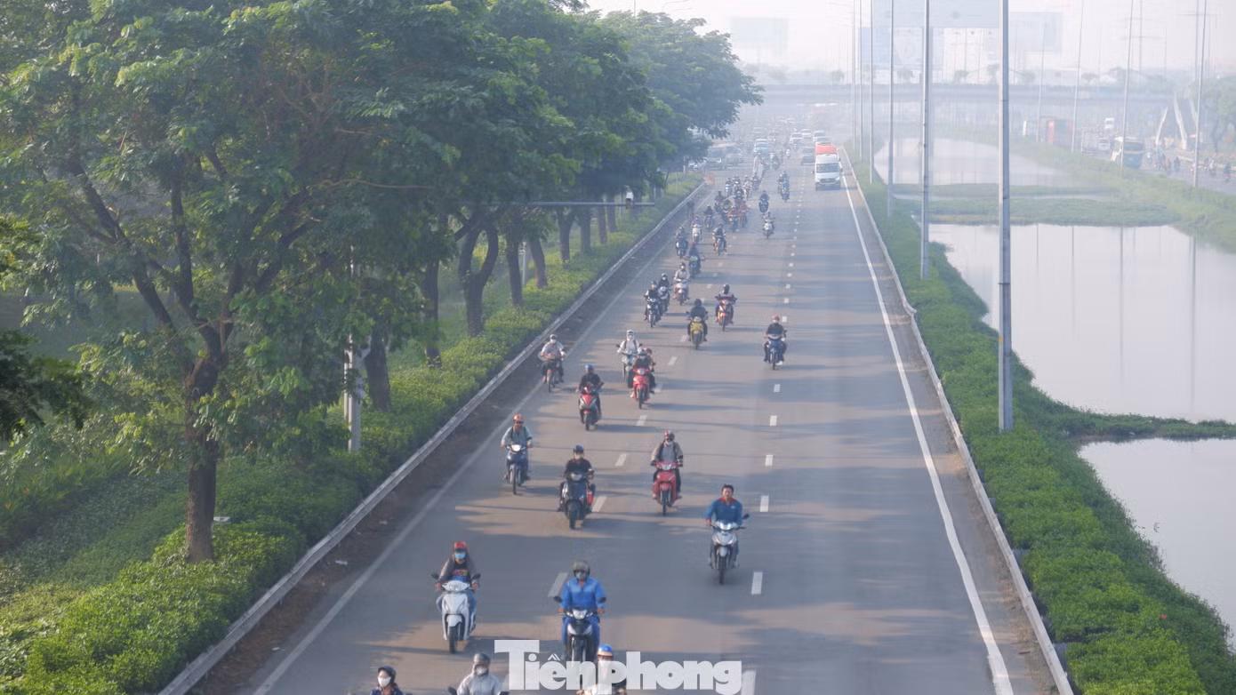 Sáng nay, TPHCM tiếp tục xuất hiện sương mù dày đặc, nồng độ bụi mịn trong không khí ở ngưỡng rất cao. Ảnh: Hữu Huy