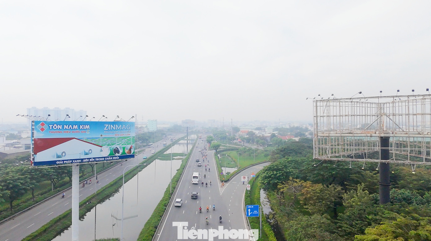 Sương mù tại khu vực quốc lộ 1 (đoạn qua quận Bình Tân, TPHCM) vào sáng 24/11. Ảnh: Hữu Huy