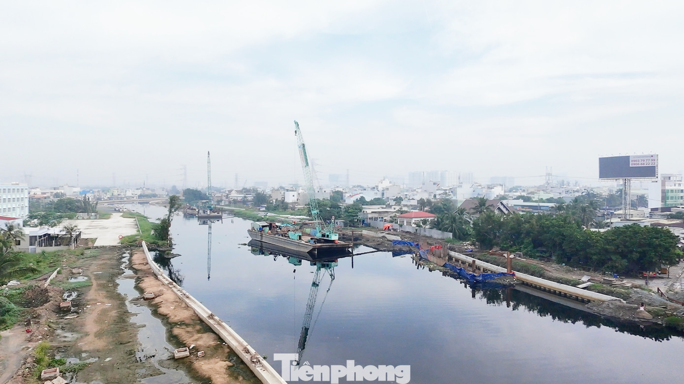 Sương trắng mờ đục che khuất các nhà cao tầng ở khu vực phía tây TPHCM. Ảnh: Hữu Huy.