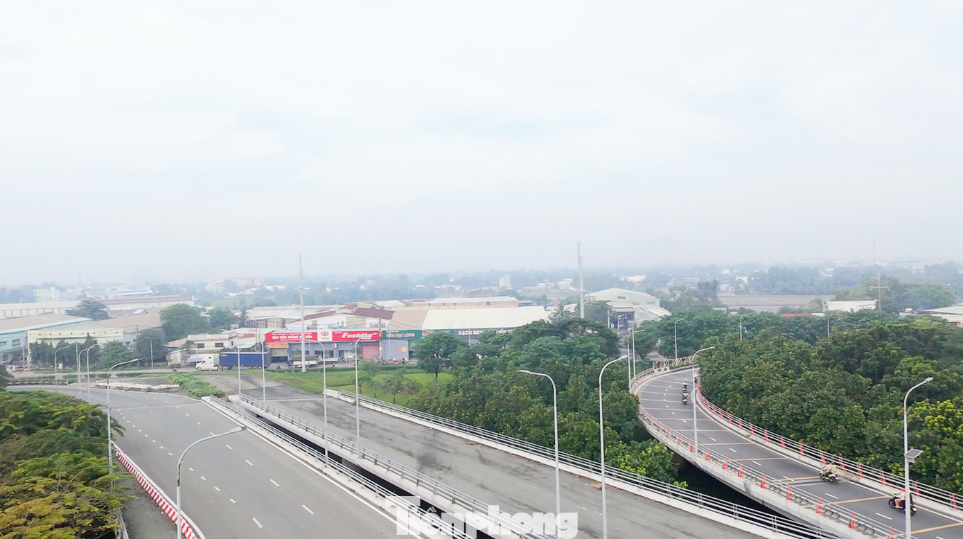 Trên tuyến đường Võ Văn Kiệt (đoạn giao với quốc lộ 1, quận Bình Tân). Ảnh: Hữu Huy