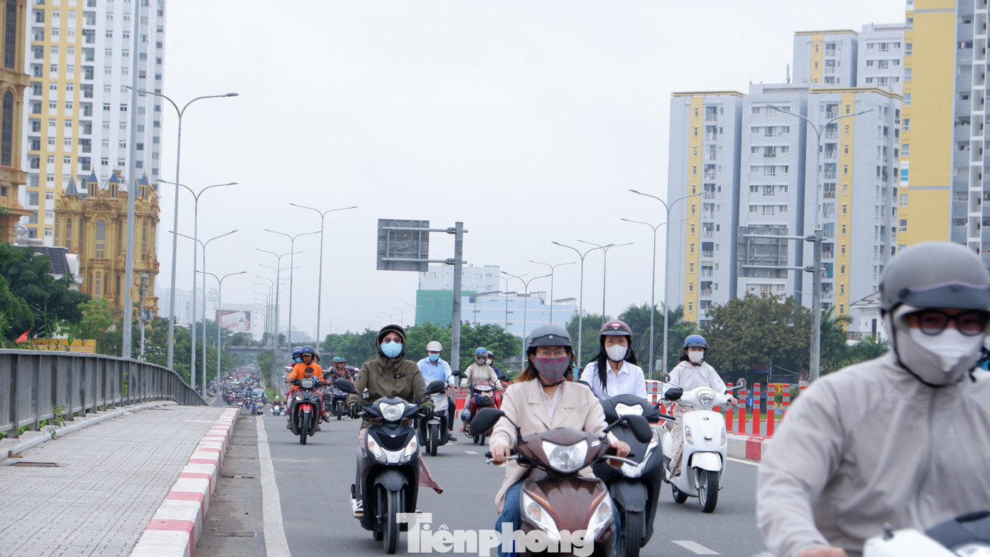 TPHCM trở lạnh, người dân mặc áo ấm ra đường. Ảnh: Hữu Huy