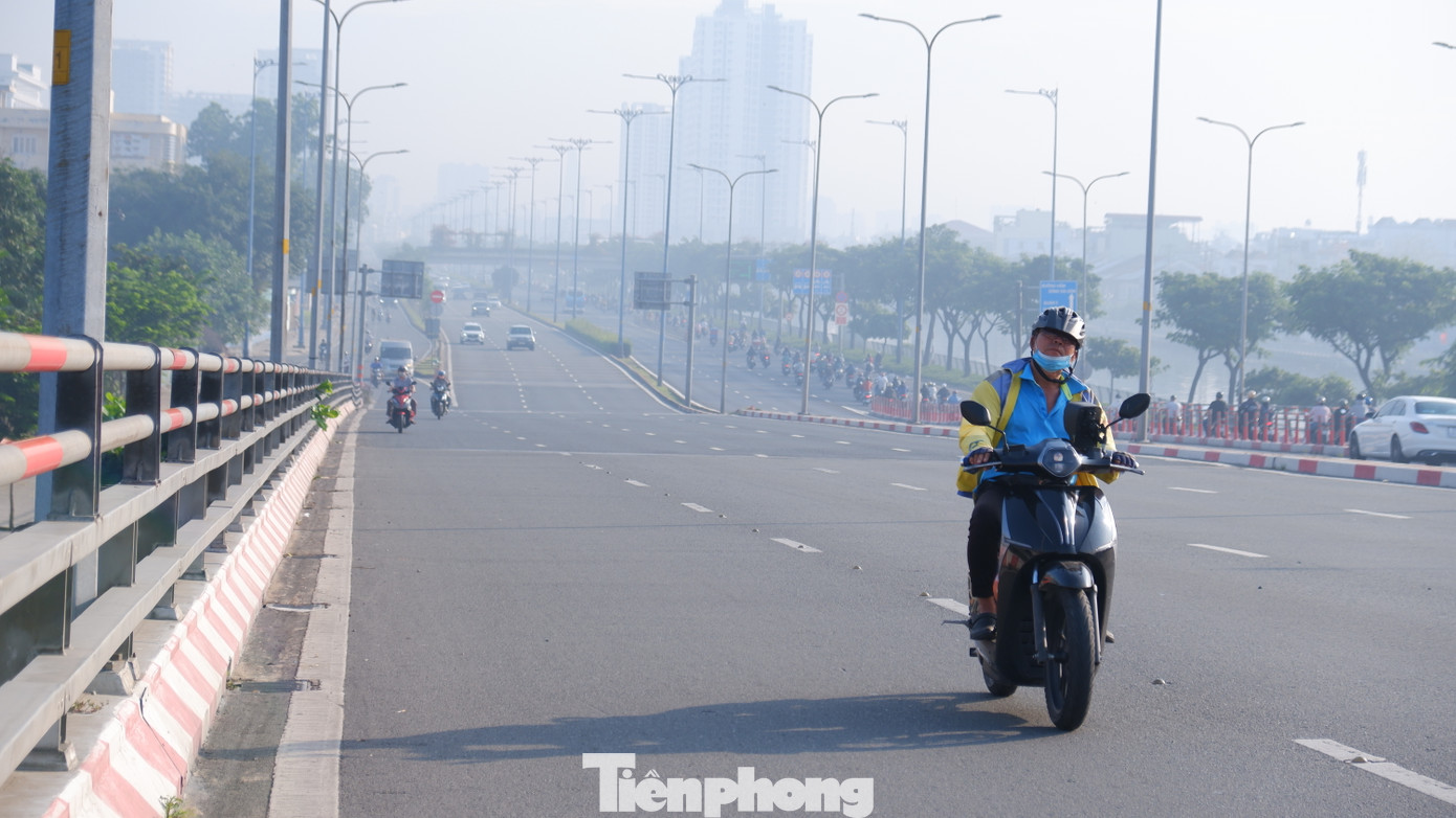 Sương mù tại cầu Lò Gốm (quận 6, TPHCM).