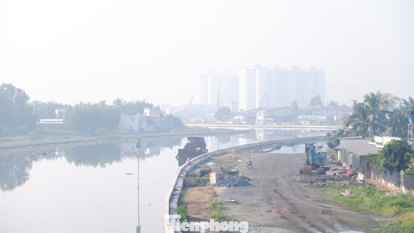 Trên công trường dự án kênh Tham Lương - Bến Cát - rạch Nước Lên (đoạn qua quận Bình Tân). Ảnh: Hữu Huy
