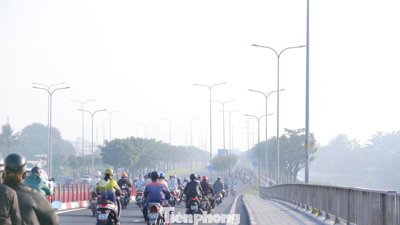 Sương mù dày đặc trên đường Võ Văn Kiệt (đoạn qua phường 16, quận 8).