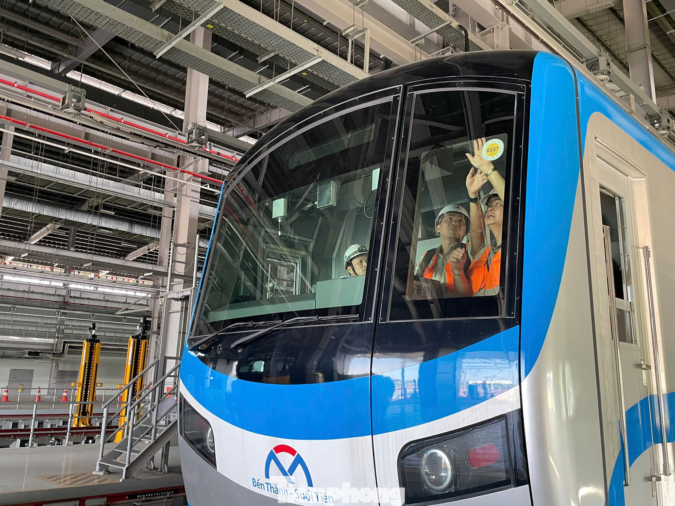 Tem kiểm định được dán ở trước khu vực buồng lái tàu. Ảnh: MAUR