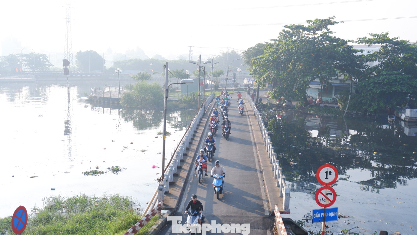 Theo Trung tâm Dự báo Khí tượng Thủy văn quốc gia, trong hôm nay (21/11), khu vực Nam bộ có mây, ngày nắng, chiều tối và đêm có mưa rào và dông vài nơi. Gió đông bắc cấp 2-3. Nhiệt độ thấp nhất từ 24-27 độ C, cao nhất từ 31-34 độ C. Hình ảnh sương mù vào sáng 21/11 tại khu vực cầu Phú Định (phường 16, quận 8). Ảnh: Hữu Huy