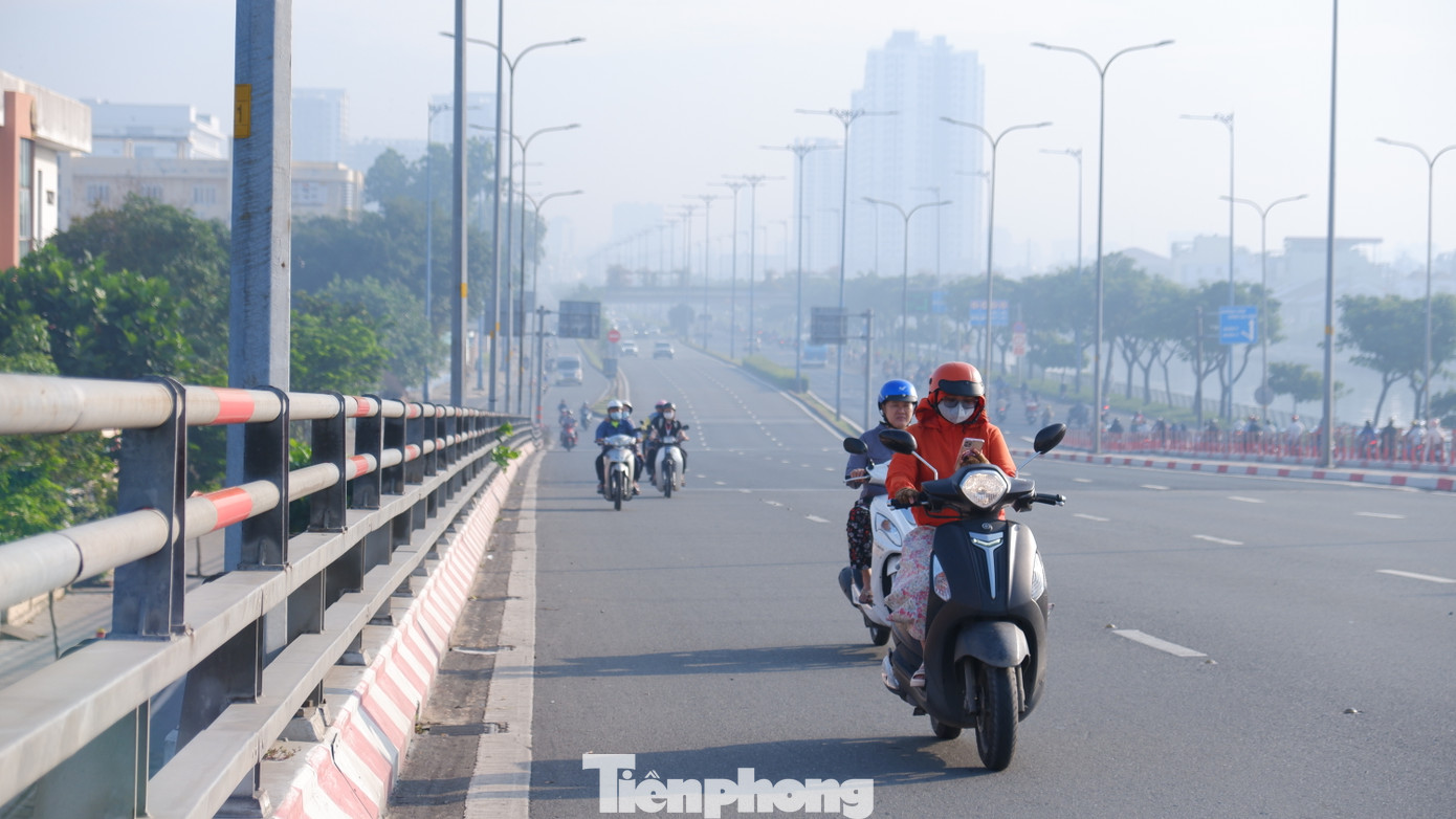 Khu vực cầu Lò Gốm trên đường Võ Văn Kiệt (đoạn qua quận 6) lúc 8 giờ sáng. Ảnh: Hữu Huy