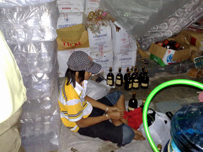 Chế luôn cả rượu Tây giả. Ảnh: L.N