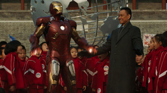 Vương Học Kỳ bắt tay Người Sắt trong phim. Vương Học Kỳ bắt tay Người Sắt trong phim