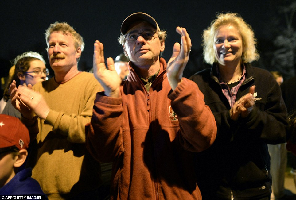 Người dân vui mừng chứng kiến nghi phạm thứ 2 bị cảnh sát tóm gọn