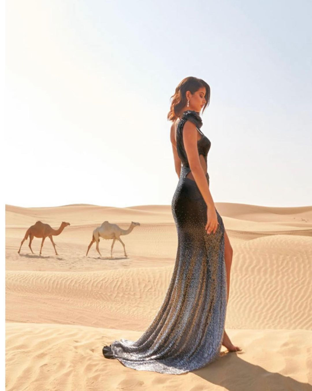 Người đẹp Brazil có thế mạnh về biểu cảm, tạo dáng trước ống kính máy quay.