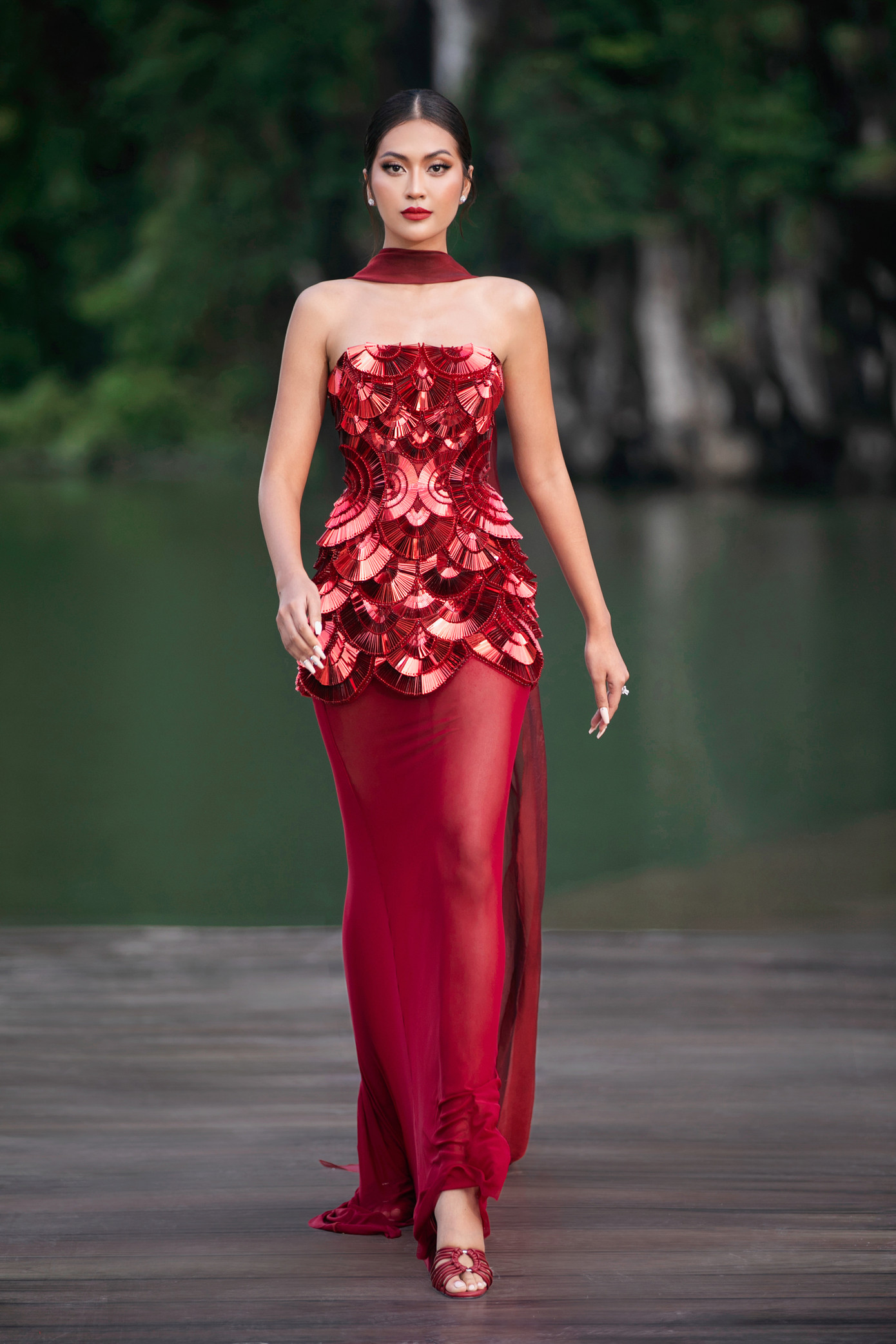 Đại diện Indonesia - Tata Ketut Permata diện thiết kế tông màu đỏ với phần thân dát cườm lạ mắt. Cô được nhận xét là ứng viên gây chú ý của khu vực châu Á tại cuộc thi năm nay.