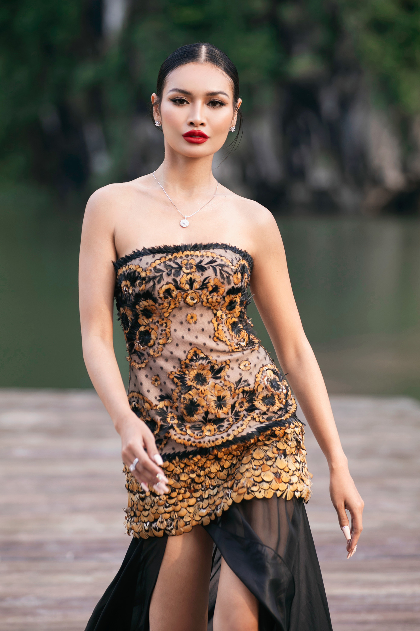 Đại diện Thái Lan - Karnruethai Tassabut gây ấn tượng với những bước catwalk uyển chuyển. Cô là thí sinh được khán giả Việt yêu mến.