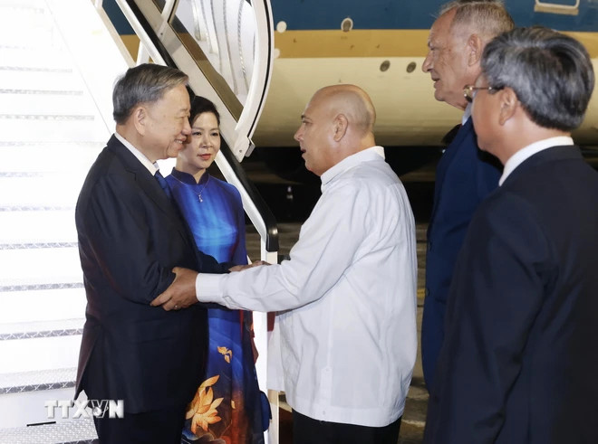 Ủy viên Bộ Chính trị, Thường trực Ban Bí thư Đảng Cộng sản Cuba Roberto Morales Ojeda đón Tổng Bí thư, Chủ tịch nước Tô Lâm và Phu nhân tại Sân bay Quốc tế José Martí, thủ đô La Habana. (Ảnh: Lâm Khánh/TTXVN) Ủy viên Bộ Chính trị, Thường trực Ban Bí thư Đảng Cộng sản Cuba Roberto Morales Ojeda đón Tổng Bí thư, Chủ tịch nước Tô Lâm và Phu nhân tại Sân bay Quốc tế José Martí, thủ đô La Habana. (Ảnh: Lâm Khánh/TTXVN)