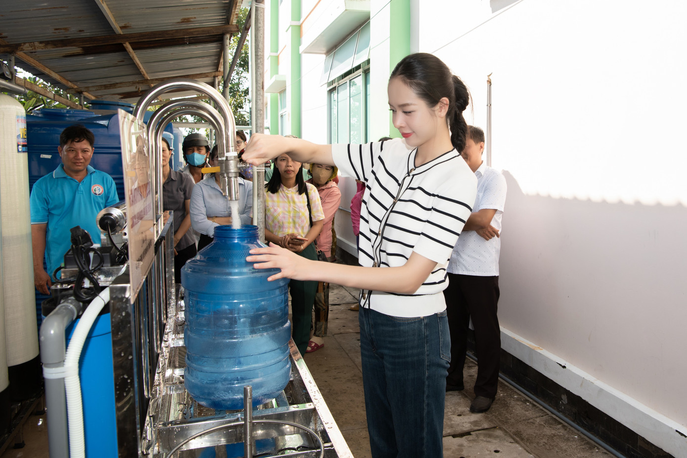 Hoa hậu Thanh Thủy đã lắp đặt máy lọc nước miễn phí cho bà con. Hoa hậu Thanh Thủy đã lắp đặt máy lọc nước miễn phí cho bà con.