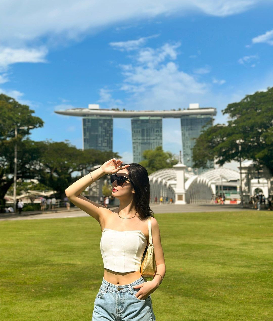 Ngoài đời thường, Joanne Rhodes có phong cách ăn mặc giản dị, năng động. Cô thường mặc áo crop-top để khoe vòng eo con kiến.