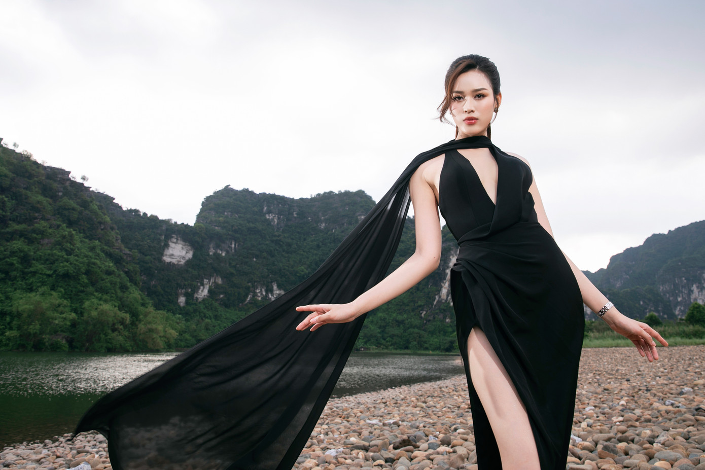 Sau khi đăng quang, Đỗ Thị Hà thực hiện sứ mệnh hoa hậu, chăm hoạt động thiện nguyện. Cô đã tốt nghiệp Đại học Kinh tế Quốc dân Hà Nội. Người đẹp dự định học thạc sĩ để phục vụ công việc kinh doanh trong tương lai.