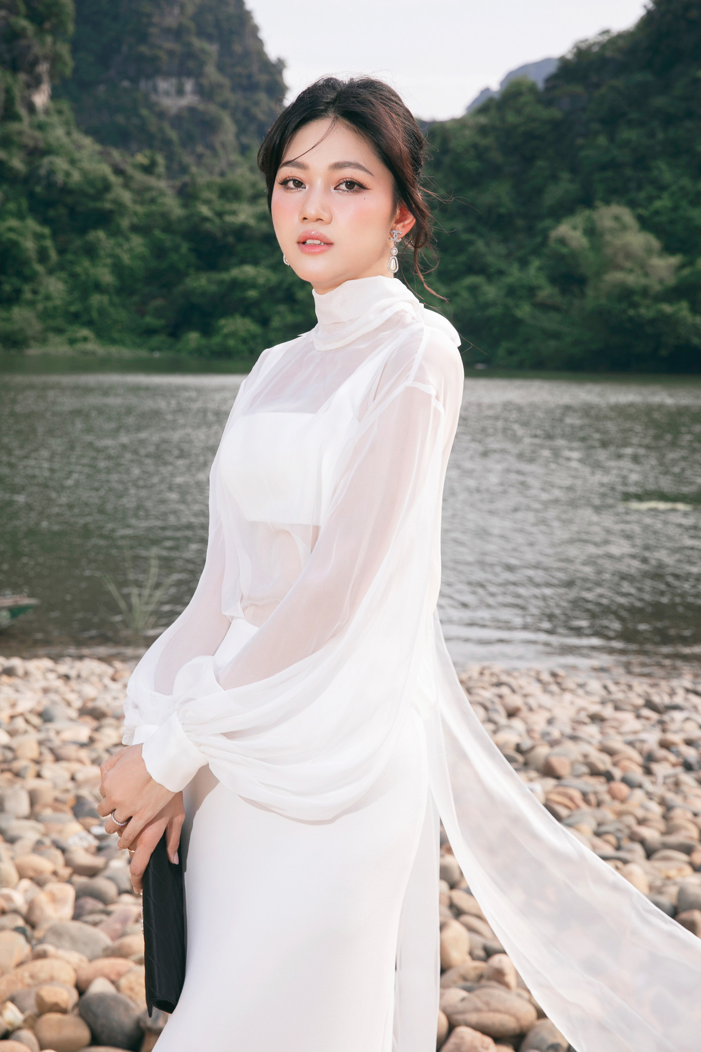 Á hậu Thanh Tú diện váy trắng kín đáo, nền nã.